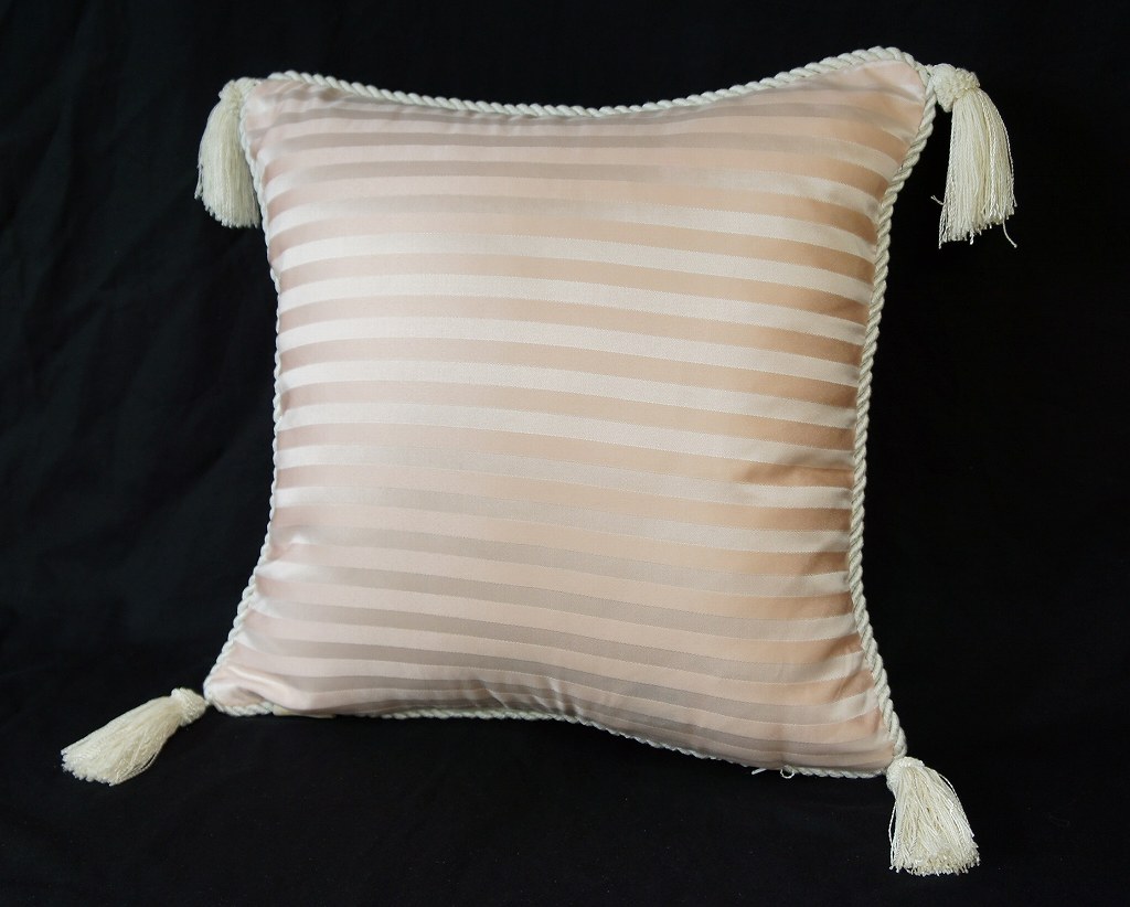 ジェニファーテイラー　タッセル付きクッション　Haruno 　ピンク　【薔薇雑貨　姫系雑貨　座布団　枕　カルトナージュ　リボン】