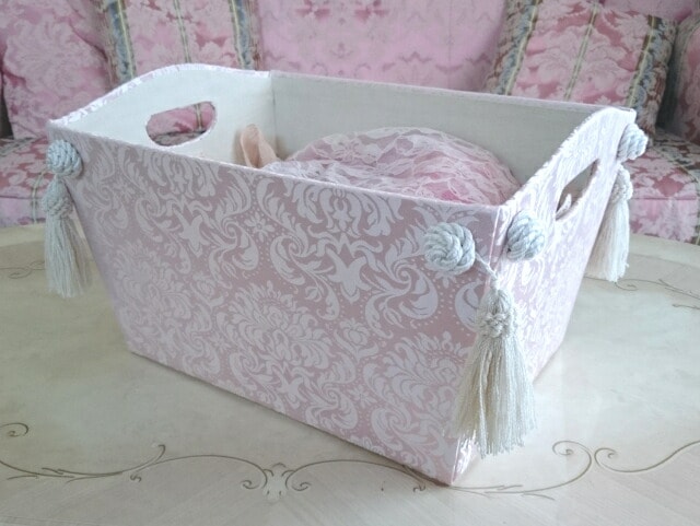 ジェニファーテイラー　タッセル付マガジンホルダー　Haruno　ピンク　【薔薇雑貨　ローズ雑貨　姫系雑貨　ロココ　プリンセス　収納ボックス　リボン】