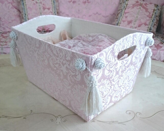 ジェニファーテイラー　タッセル付マガジンホルダー　Haruno　ピンク　【薔薇雑貨　ローズ雑貨　姫系雑貨　ロココ　プリンセス　収納ボックス　リボン】