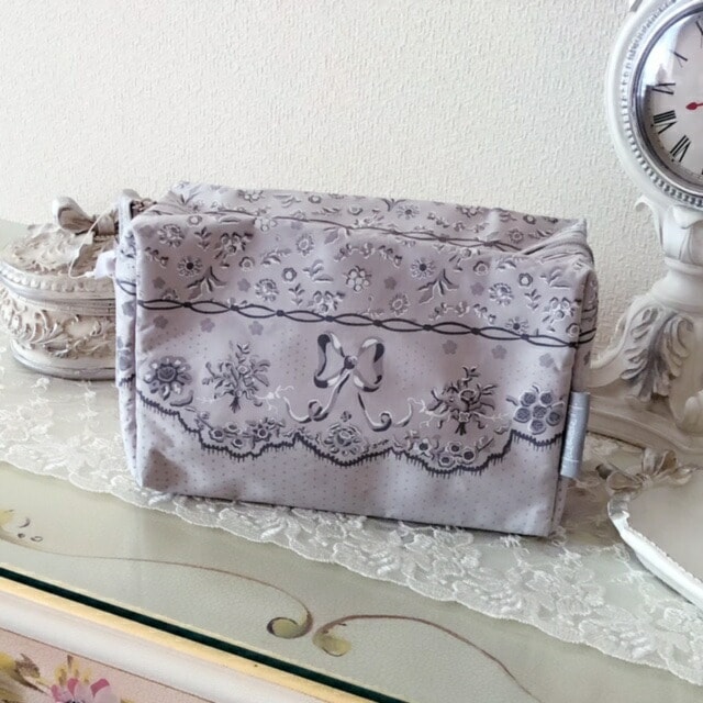 【期間限定SALE】【メール便可】　マチルドエム　スクエアポーチ　Mathilde M　【薔薇雑貨　フレンチ　ロココ　フランス　シャビーシック　コスメポーチ　化粧ポーチ】