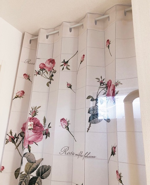 ルドゥーテ　アコーディオンカーテン　【薔薇雑貨　薔薇柄カーテン　カフェカーテン　暖簾　のれん　間仕切りカーテン】