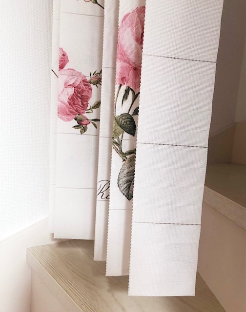 ルドゥーテ　アコーディオンカーテン　【薔薇雑貨　薔薇柄カーテン　カフェカーテン　暖簾　のれん　間仕切りカーテン】