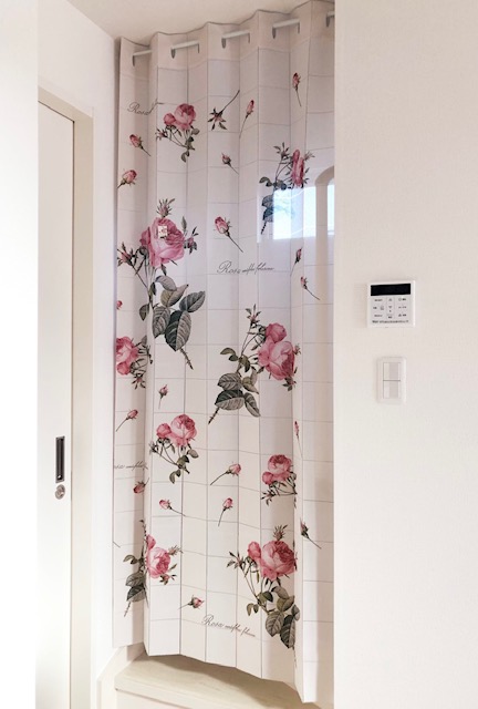 ルドゥーテ　アコーディオンカーテン　【薔薇雑貨　薔薇柄カーテン　カフェカーテン　暖簾　のれん　間仕切りカーテン】