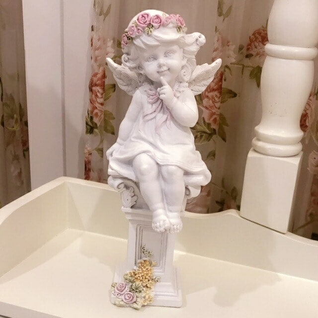 ローマ柱に座る天使 【薔薇雑貨 ローズ エンゼル 天使 フェアリー インテリア オブジェ 置き物 ギフト プレゼント お祝い】