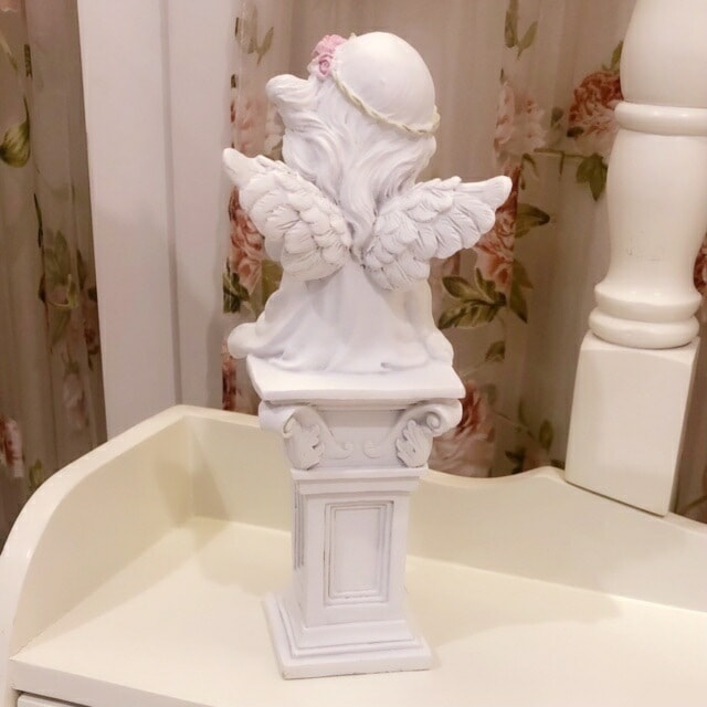 ローマ柱に座る天使 【薔薇雑貨 ローズ エンゼル 天使 フェアリー インテリア オブジェ 置き物 ギフト プレゼント お祝い】