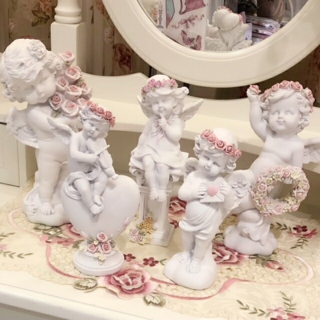 ローマ柱に座る天使 【薔薇雑貨 ローズ エンゼル 天使 フェアリー インテリア オブジェ 置き物 ギフト プレゼント お祝い】