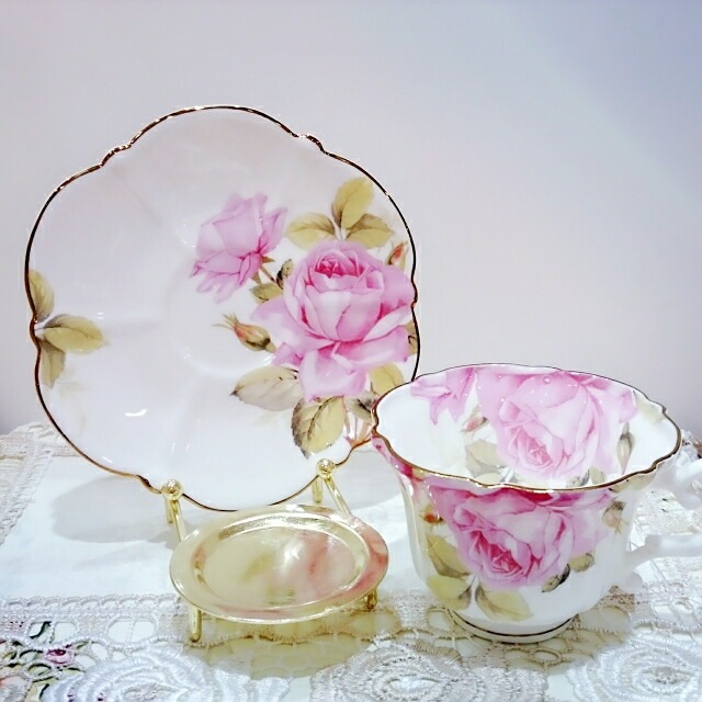 ボーンチャイナ　カップ＆ソーサー　【薔薇雑貨　ローズ雑貨　テーブルウェア　ティーカップ　ギフト　ロイヤルアーデン】