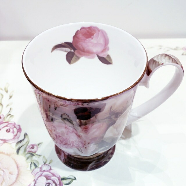 ボーンチャイナ　マグカップ　【薔薇雑貨　ローズ雑貨　テーブルウェア　キッチン雑貨　ティーカップ　ギフト　贈答品】