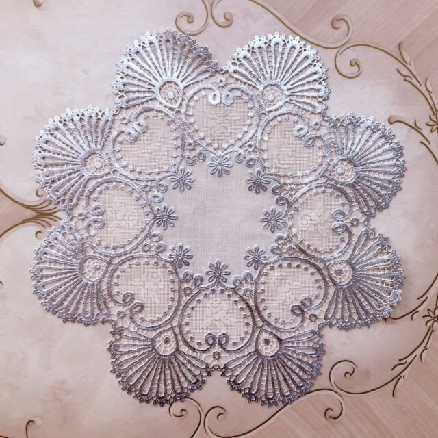 【メール便可】ラウンド型ランチョンマット２枚セット　シルバー＆ホワイト　【薔薇雑貨　ローズ雑貨　キッチン雑貨　テーブルセンター　ドイリー　敷物　レース】
