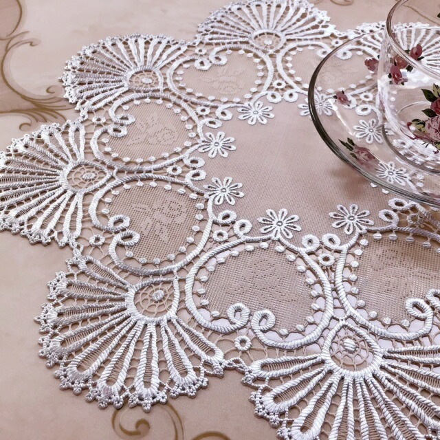 【メール便可】ラウンド型ランチョンマット２枚セット　シルバー＆ホワイト　【薔薇雑貨　ローズ雑貨　キッチン雑貨　テーブルセンター　ドイリー　敷物　レース】