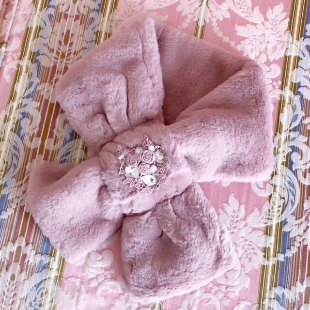 ビジュー付きティペット　【薔薇雑貨　ローズ雑貨　マフラー　襟巻き　ファー　服飾小物　ボア　冬小物】