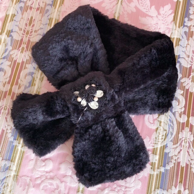 ビジュー付きティペット　【薔薇雑貨　ローズ雑貨　マフラー　襟巻き　ファー　服飾小物　ボア　冬小物】