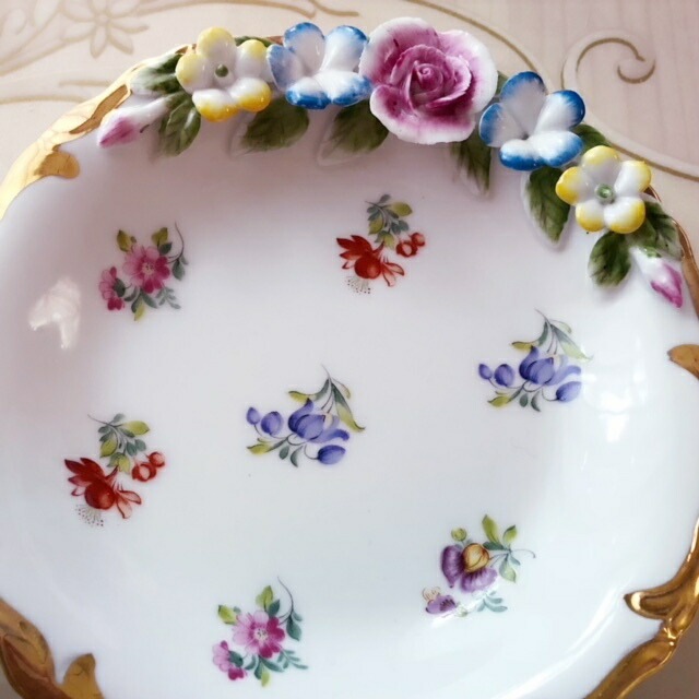 陶花付きプレート L　【薔薇雑貨　お皿　食器　陶器　アクセサリートレー　小物入れ　カトラリー入れ　ロイヤルアーデン】