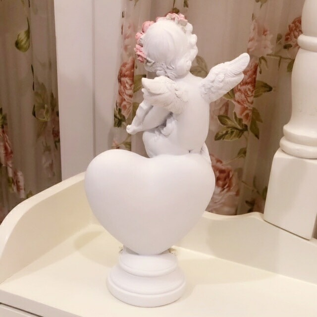 ハートに座る天使 【薔薇雑貨 ローズ エンゼル 天使 フェアリー インテリア オブジェ 置き物 ギフト プレゼント お祝い】