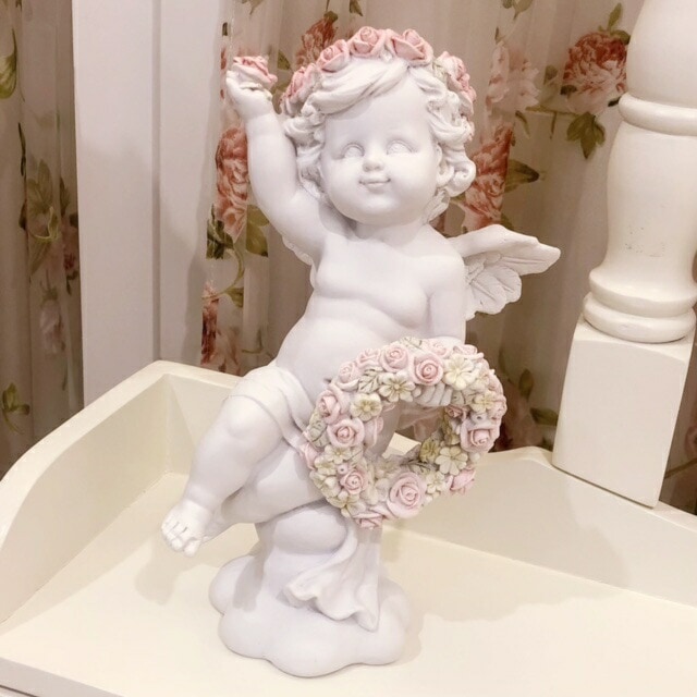 花輪を手に持つ天使 【薔薇雑貨 ローズ エンゼル 天使 フェアリー インテリア オブジェ 置き物 ギフト プレゼント お祝い】