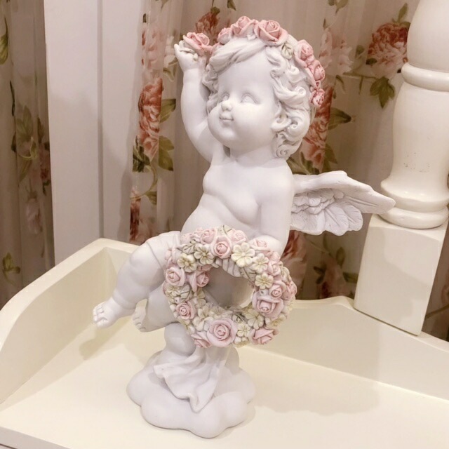 花輪を手に持つ天使 【薔薇雑貨 ローズ エンゼル 天使 フェアリー インテリア オブジェ 置き物 ギフト プレゼント お祝い】