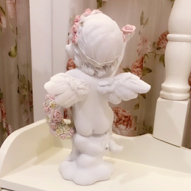 花輪を手に持つ天使 【薔薇雑貨 ローズ エンゼル 天使 フェアリー インテリア オブジェ 置き物 ギフト プレゼント お祝い】
