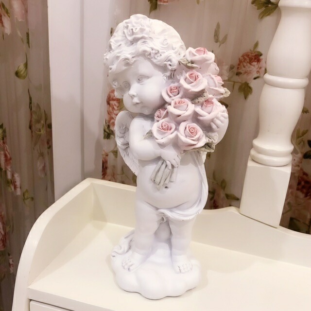 花束を抱える天使　【薔薇雑貨　ローズ　エンゼル　天使　フェアリー　インテリア　オブジェ　置き物　ギフト　プレゼント　お祝い】