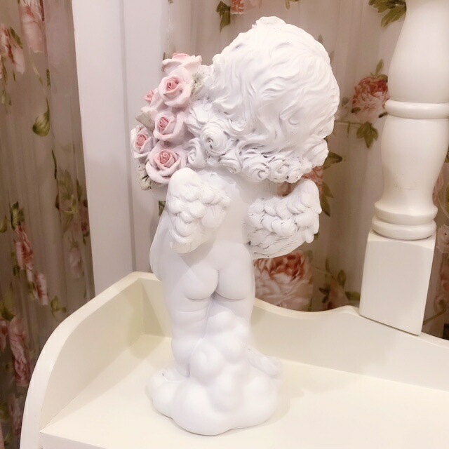 花束を抱える天使　【薔薇雑貨　ローズ　エンゼル　天使　フェアリー　インテリア　オブジェ　置き物　ギフト　プレゼント　お祝い】