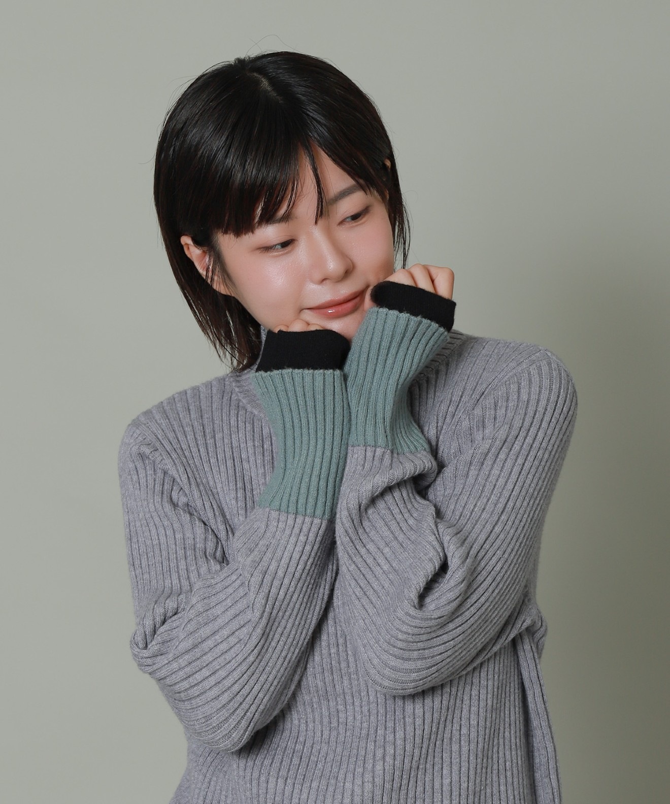 配色レイヤード風モックネックニット