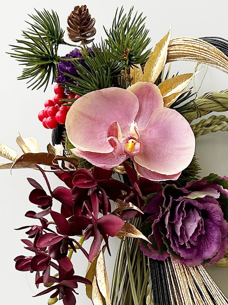 お正月　しめ縄飾り　一点飾り しめ縄 一点限り正月飾り 華やかに古典紫の大輪菊で しめ縄・しめ飾り