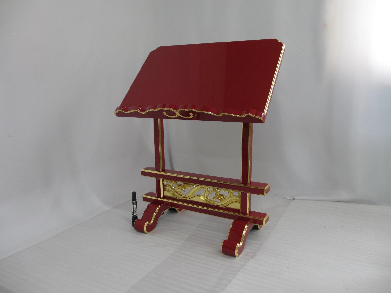 【特別販売品】朱塗り　彫入り見台NO.3(幅約54.5cm×高さ約69.5cm×奥行約30cm) 在庫品特価 管理番号「5001」