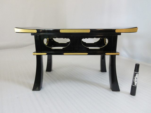 【特別販売品】黒塗り　天反経机　1.6尺　金具付き(幅48.5cmｘ高28cmｘ奥行27cm)長期在庫品の為、特価セール価格　高級仏具通販 管理番号「4056」