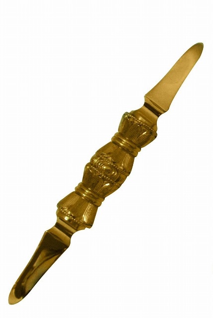 【寺院仏具】＜密教法具＞独鈷杵　中型　真鍮製　磨き　国産品　(受注生産品)（商品番号6125）
