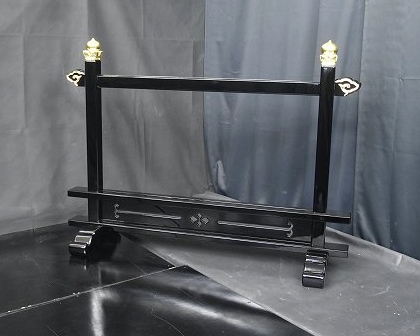 【特別販売品】塔婆立て3.5尺　1台のみ　黒塗り(柱内幅106cmｘ高さ105㎝)少しだけ使用の中古美品　木製高級仏具通販(管理番号7628)