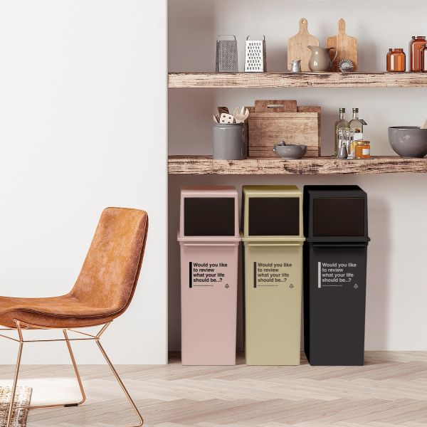 おしゃれな室内の飾り棚の下にライクイット：カフェスタイルのゴミ箱が３色並べられている様子