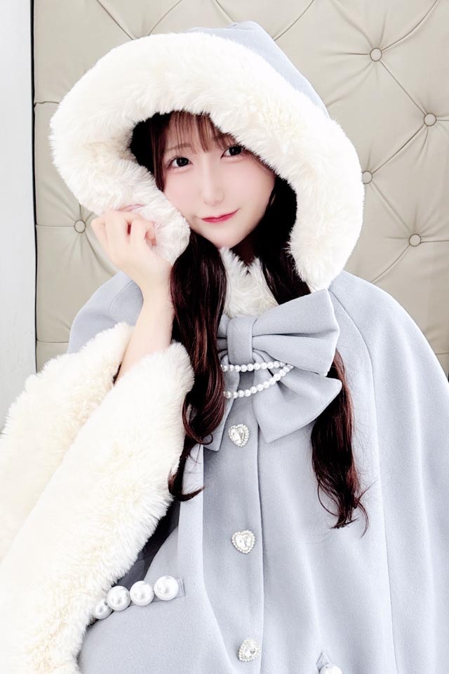 【美品】MARS リボン付きボリュームファーフードケープコート ホワイト 🎀𝐍𝐞𝐰 𝐀𝐫𝐫𝐢𝐯𝐚𝐥🎀 ✔︎リボン付きボリュームファー