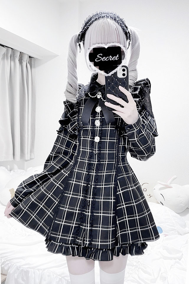 【韓国発】オープンフリルアンバランスラインセットアップ MA*RS】【2点SET】ビジューボタン肩フリルセットアップ - BLK