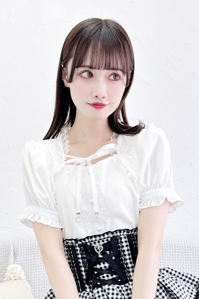 ぷー様 FENDI フェンディ エンボスロゴ 二つ折り財布（小銭入れあり