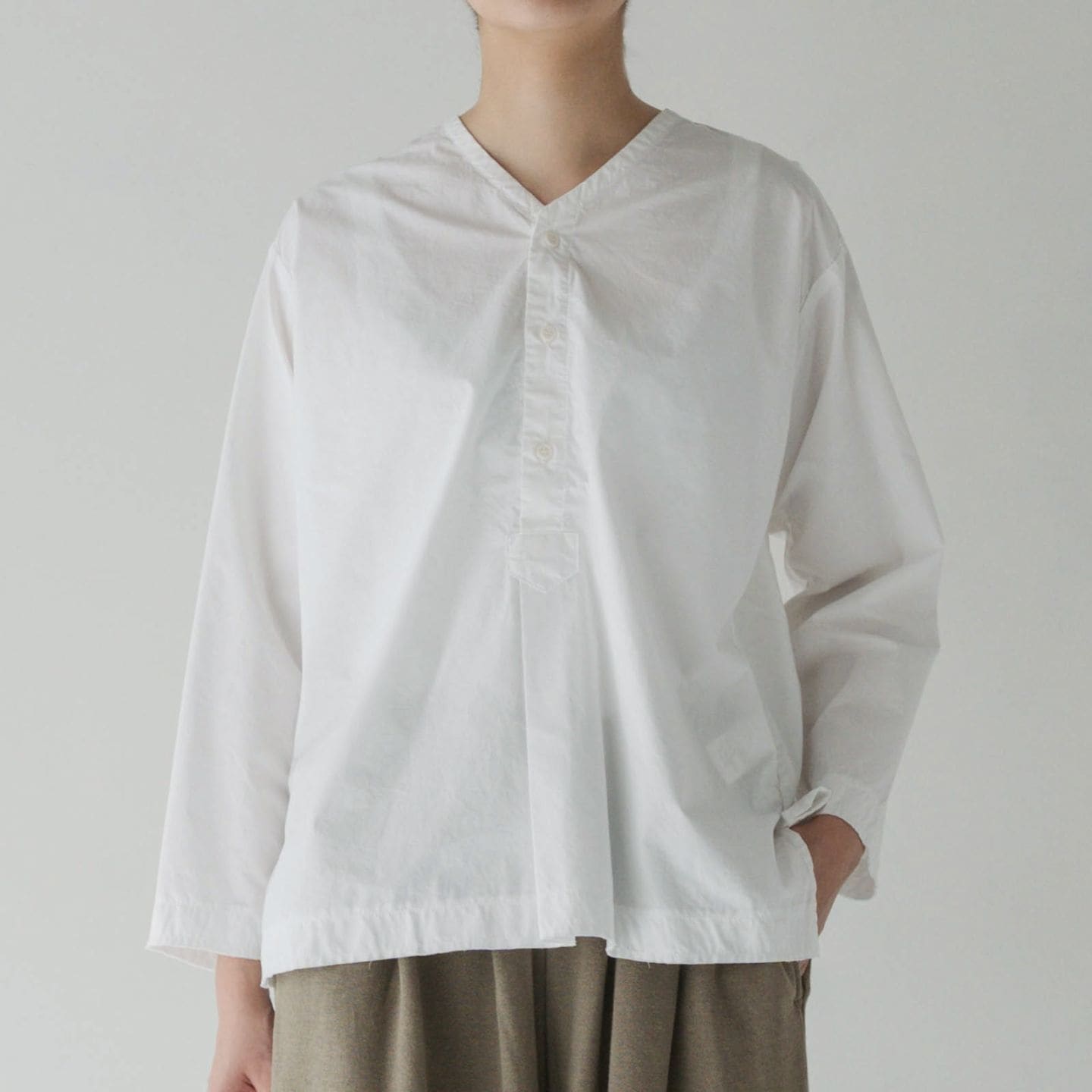 タイプライター _ Vネックノーカラーシャツ _ ホワイト