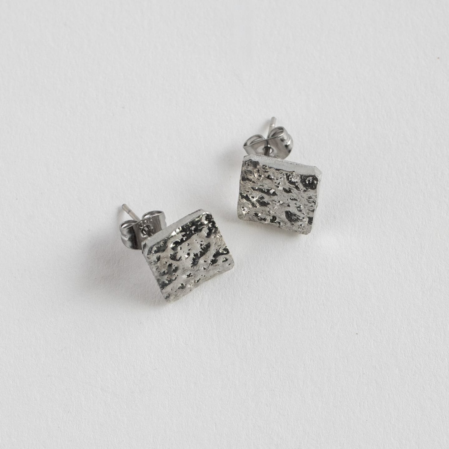 【8月中旬入荷予定】 _ いはだのピアス ひし形