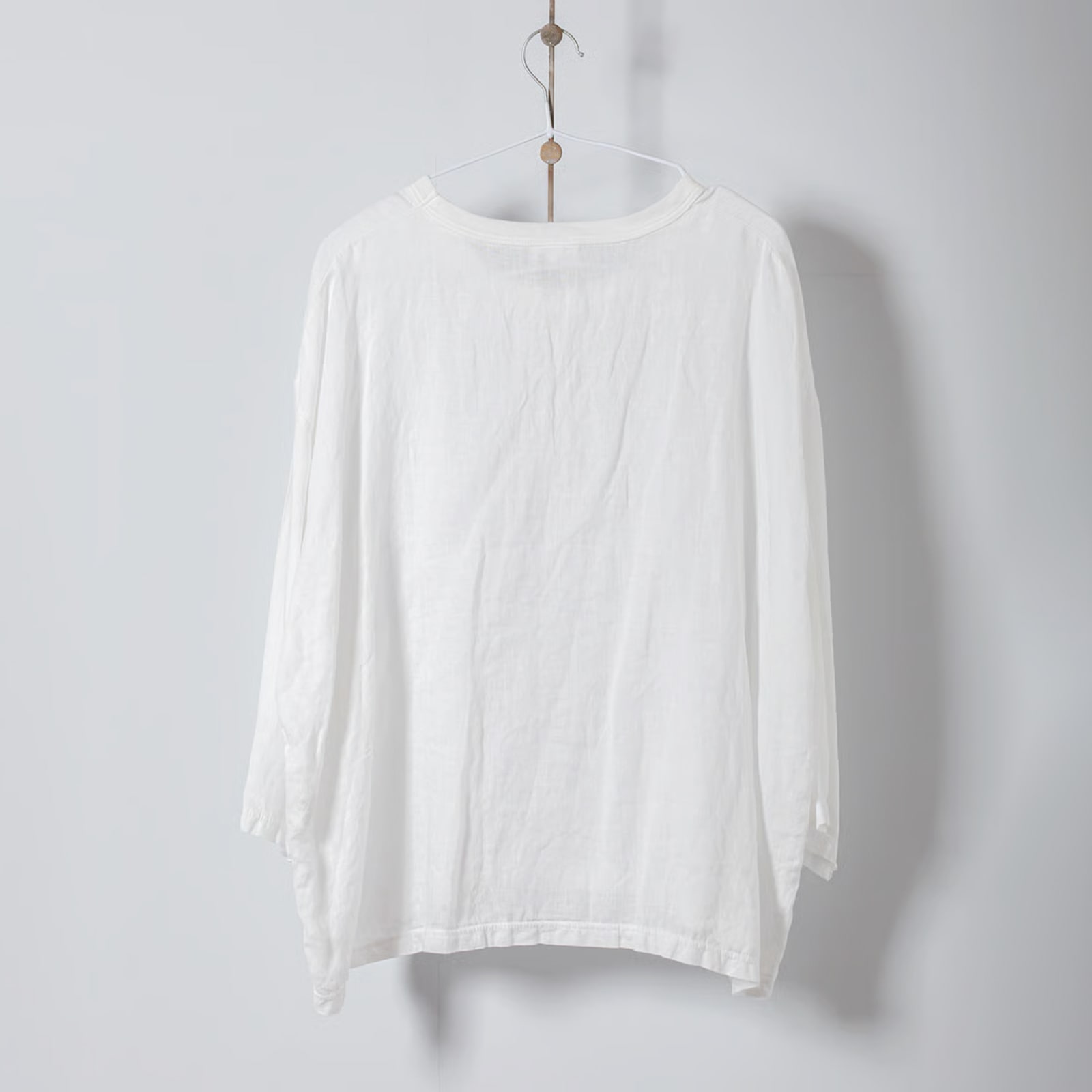 ARTE POVERA _ リネン染め8分袖クルーシャツ ライトベージュ