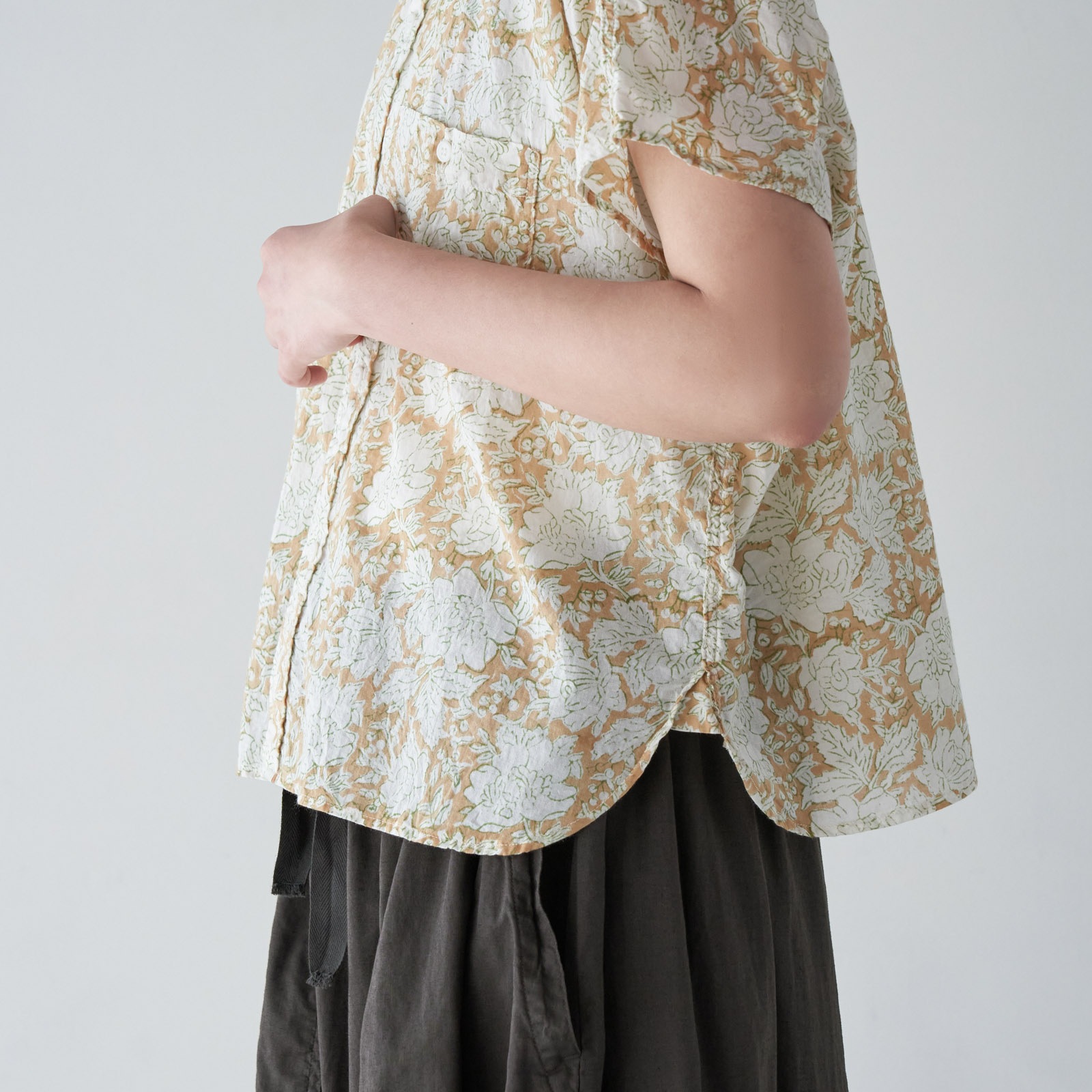 ARTE POVERA _ インド草木染ハンドプリント _ スタンドフレンチシャツ _ イエローベージュ