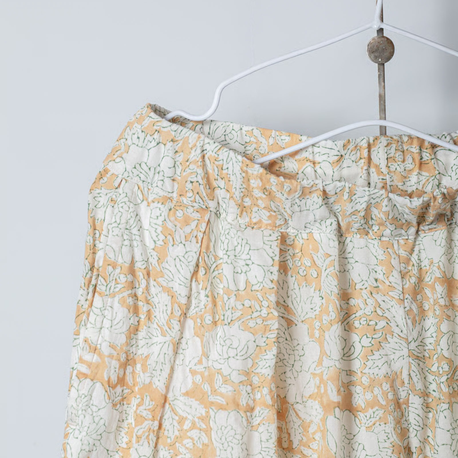 ARTE POVERA _ インド草木染ハンドプリント _ 2タックイージーパンツ _ イエローベージュ