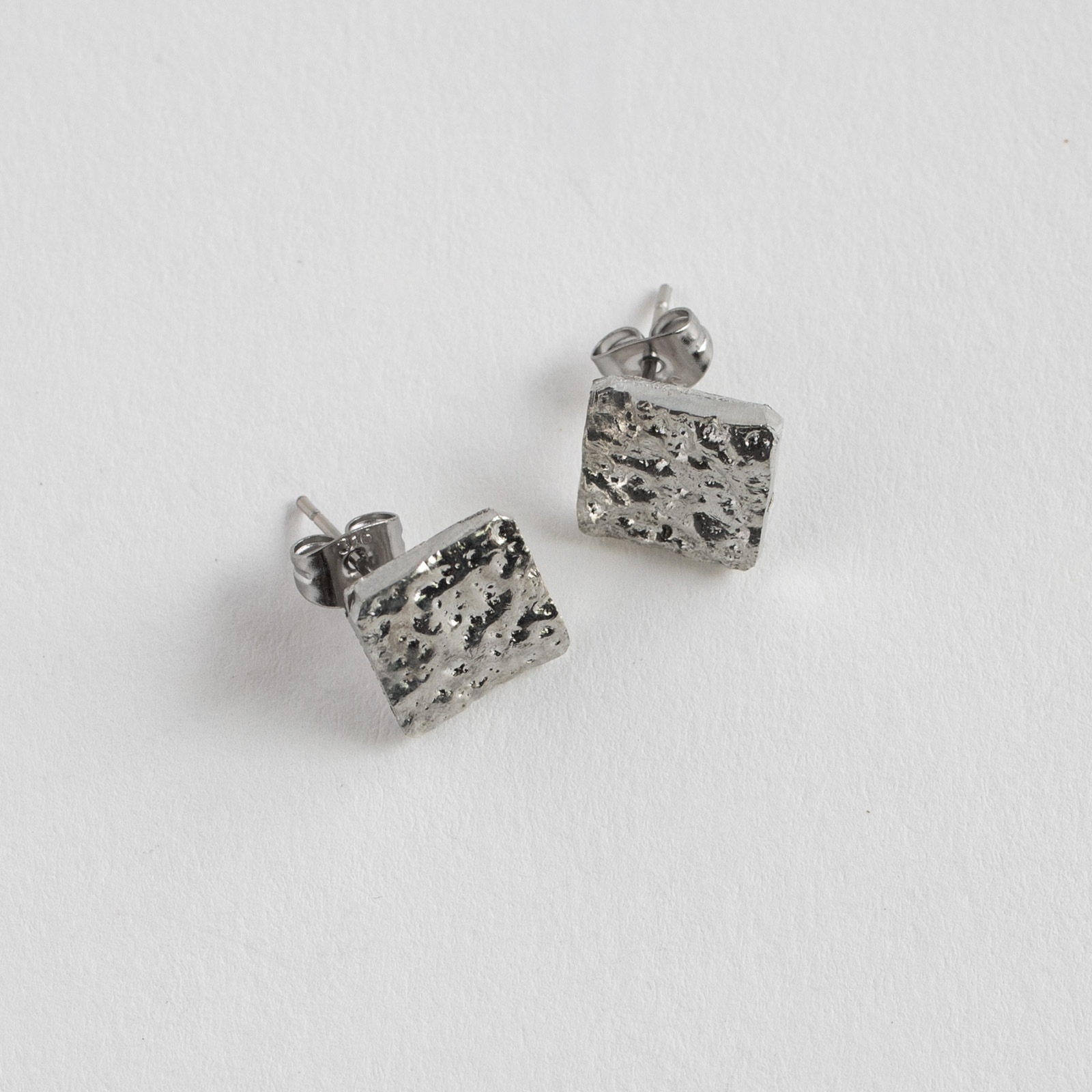 【8月中旬入荷予定】 _ いはだのピアス ひし形