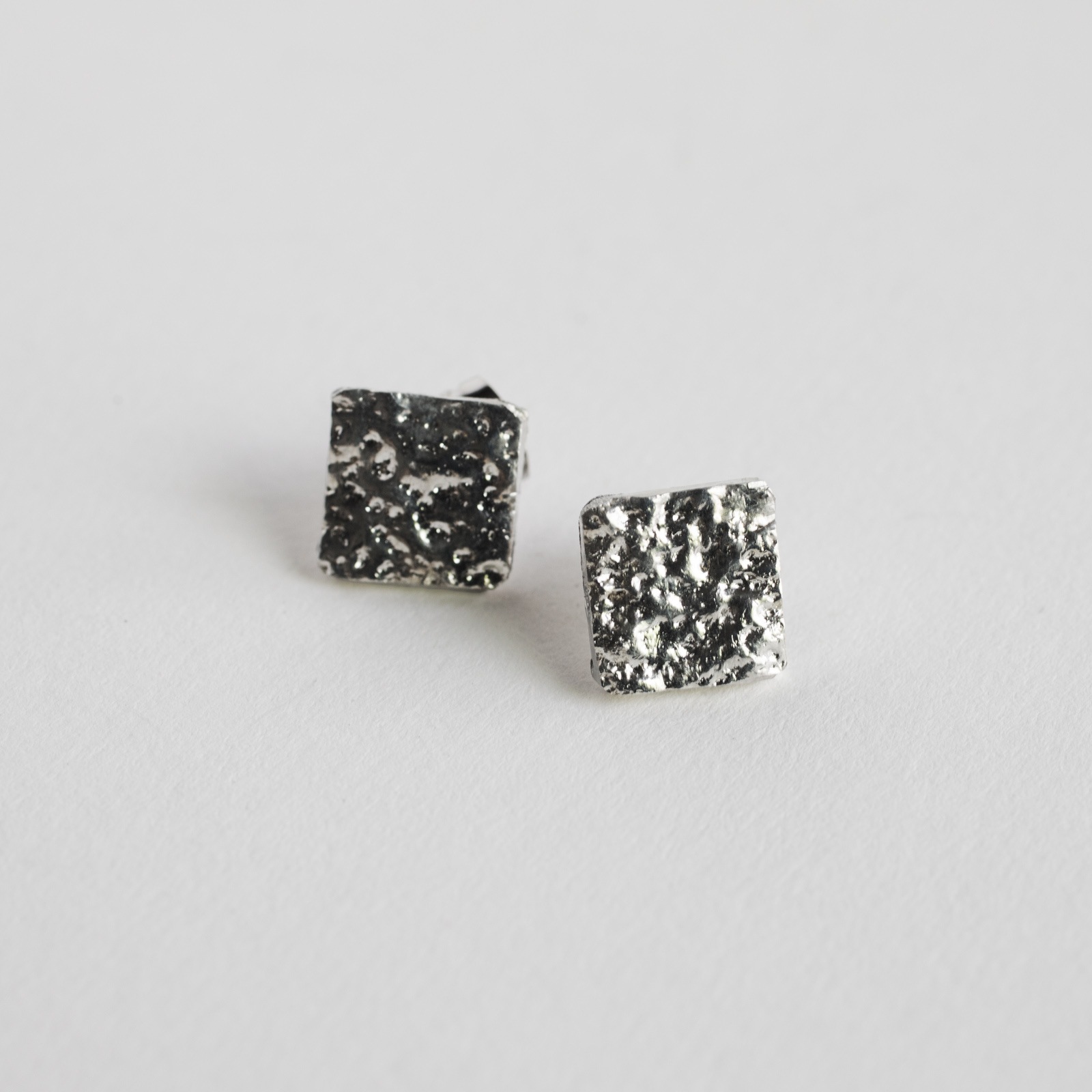 【8月中旬入荷予定】 _ いはだのピアス ひし形