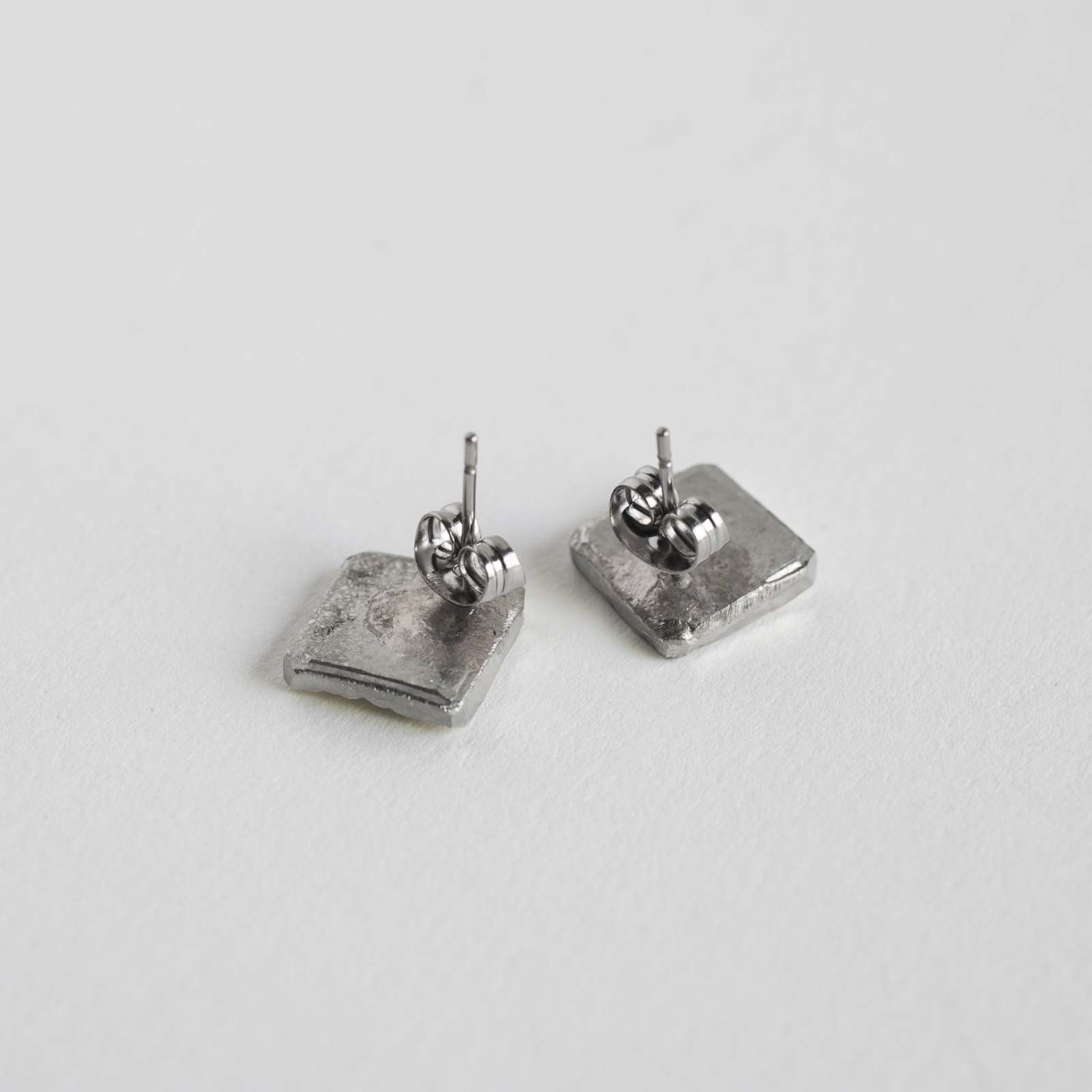 【8月中旬入荷予定】 _ いはだのピアス ひし形