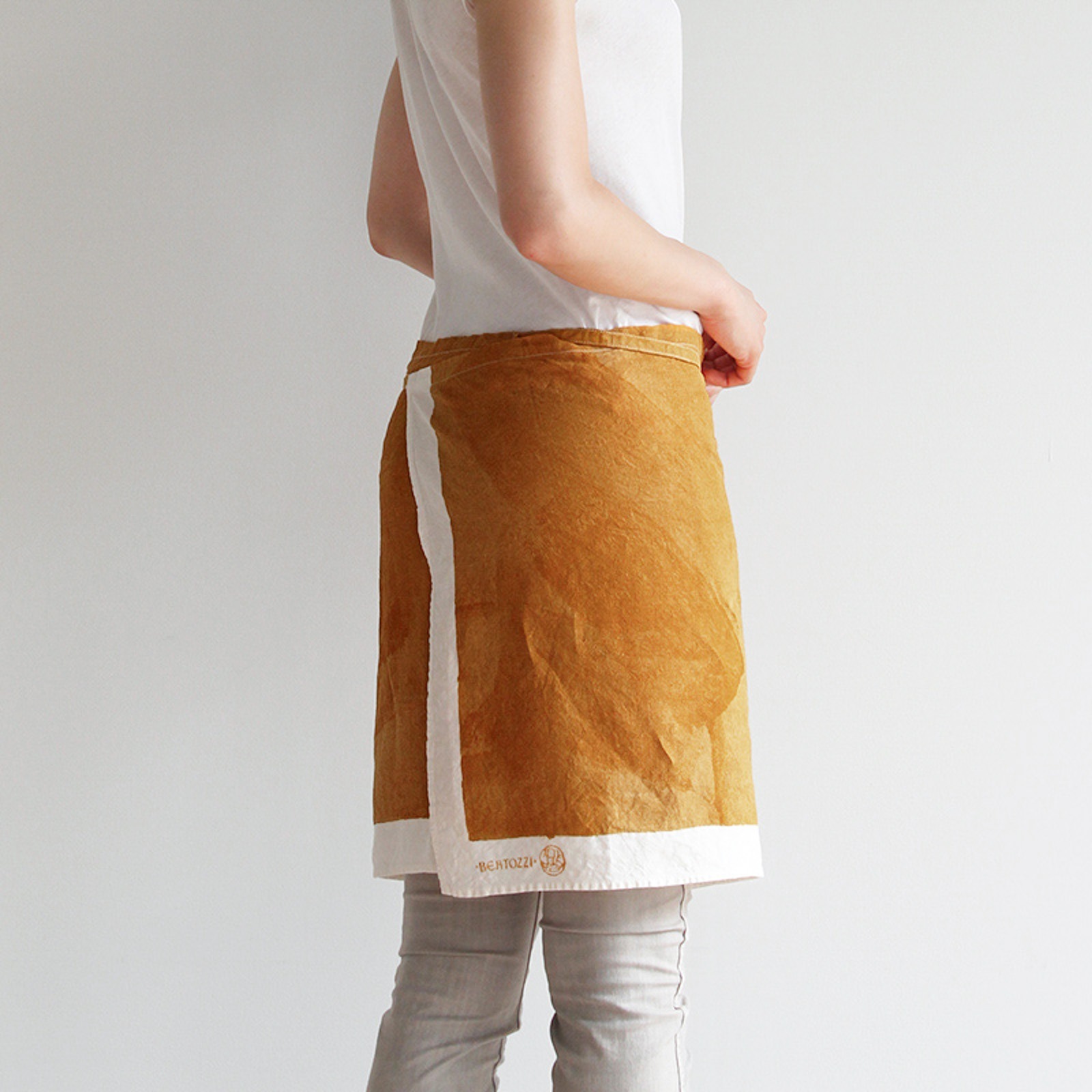 ベルトッツィ カフェエプロン _ テーレ ピエノ セナペ