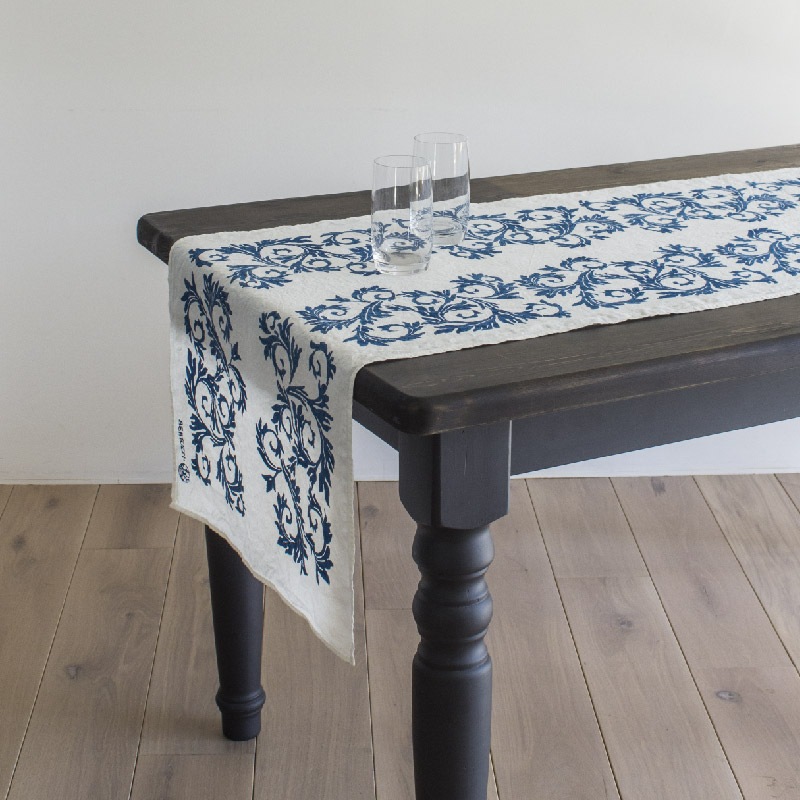 ベルトッツィ テーブルランナー _ アカント インダコスクーロ