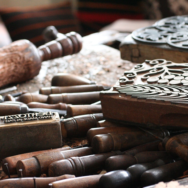 ベルトッツィ テーブルランナー _ アカント インダコスクーロ