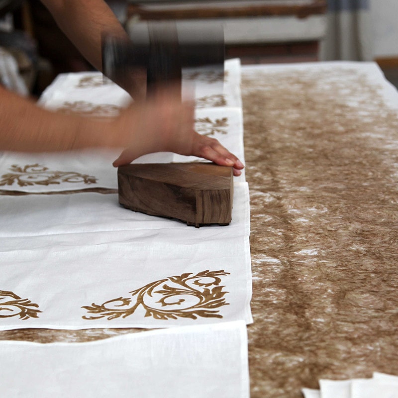 ベルトッツィ テーブルランナー _ アカント インダコスクーロ