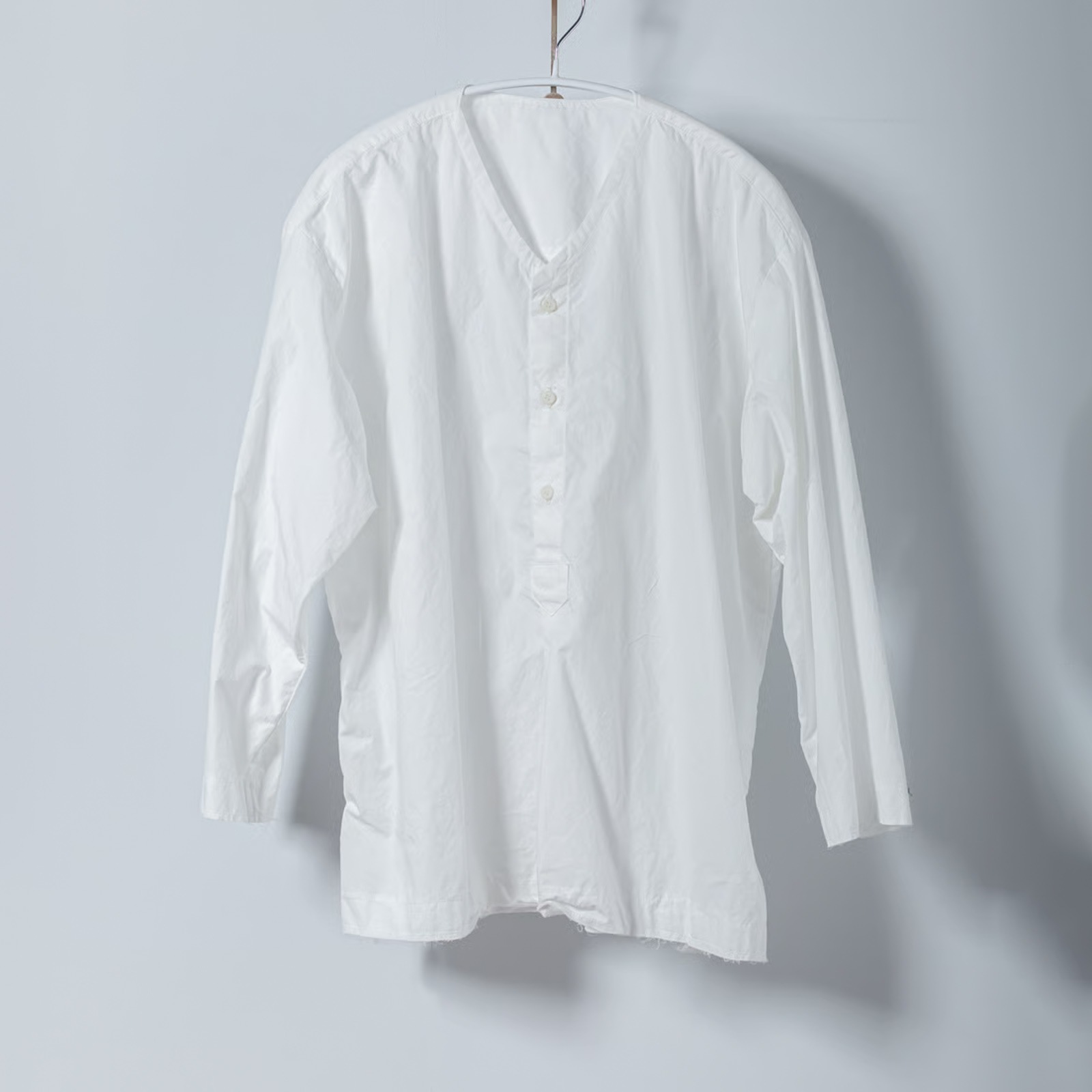 ARTE POVERA _ タイプライター _ Vネックノーカラーシャツ _ ホワイト