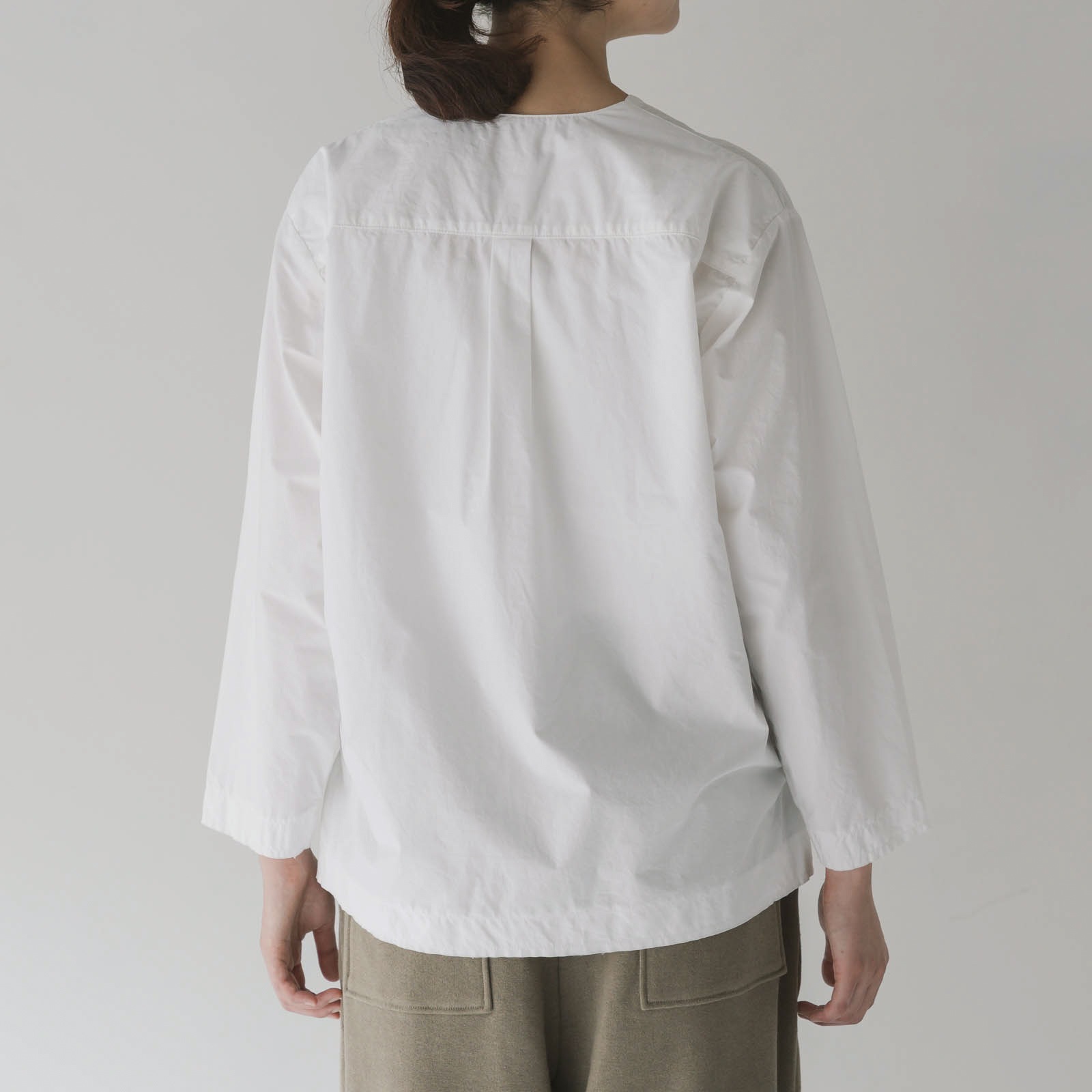 ARTE POVERA _ タイプライター _ Vネックノーカラーシャツ _ ホワイト