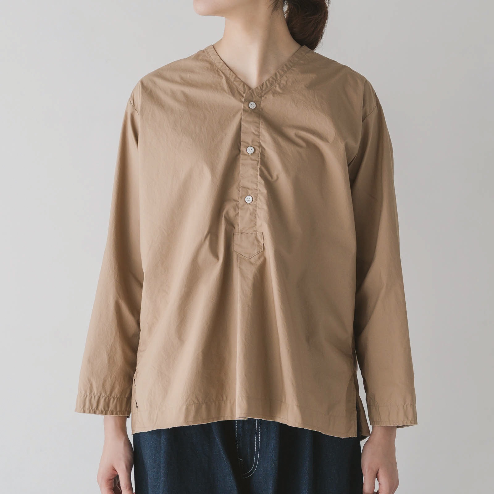 ARTE POVERA _ タイプライター _ Vネックノーカラーシャツ _ ホワイト