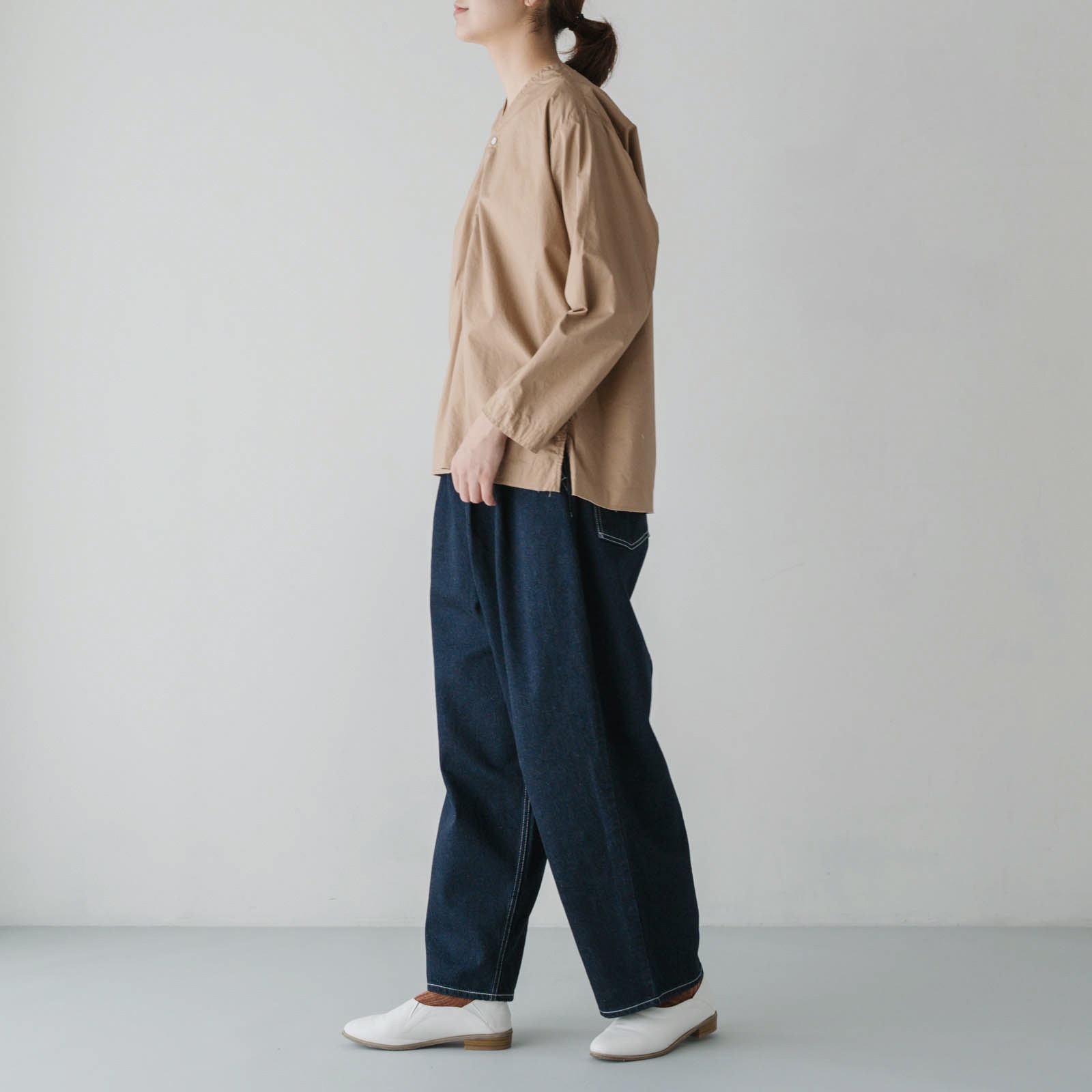 ARTE POVERA _ タイプライター _ Vネックノーカラーシャツ _ ホワイト