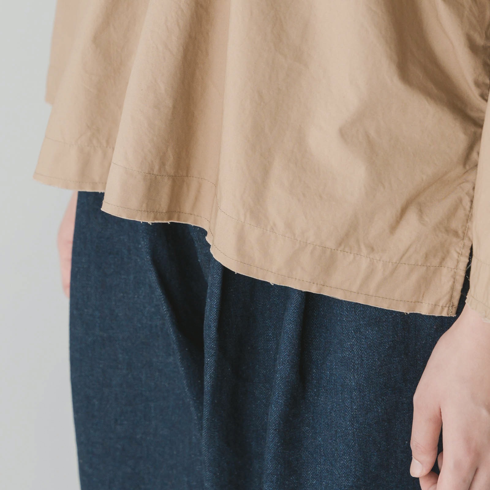 ARTE POVERA _ タイプライター _ Vネックノーカラーシャツ _ ホワイト